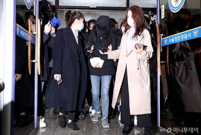 16개월 입양 아동을 학대한 혐의로 구속된 양어머니가 19일 오전 서울 양천구경찰서에서 검찰로 송치되고 있다./사진=뉴시스