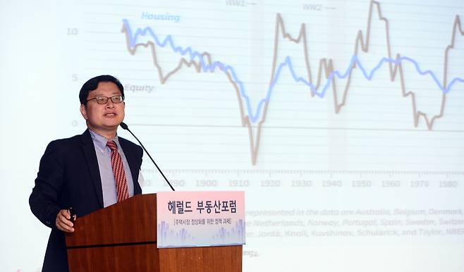 '헤럴드 부동산포럼 2019'에서 주제발표를 하고 있는 홍춘욱 EAR리서치 대표 [헤럴드경제DB]