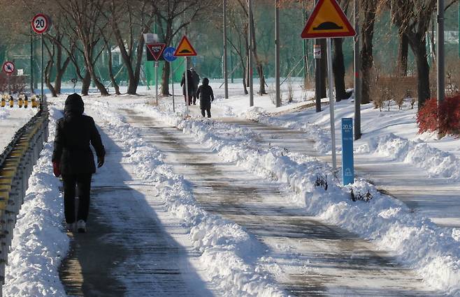 3세 여아가 내복 차림으로 집 바깥에 방치된 지난 8일 서울 최저기온은 영하 18.6도로 20년 만에 가장 추웠다. [연합]