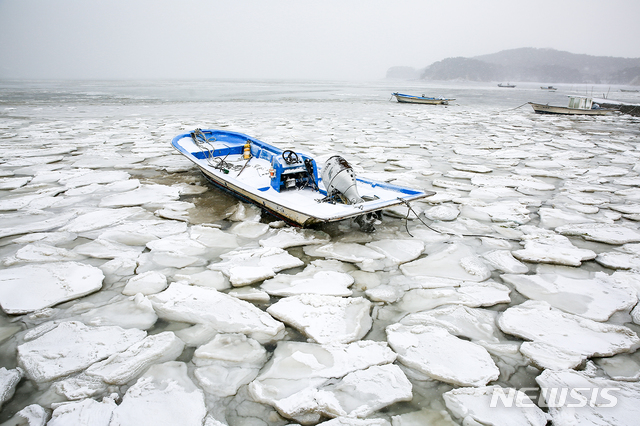 [서산=뉴시스]동장군의 맹추위 위용에 얼어 붙은 바다위에 오도가지도 못하는 묶여 있는 선박(사진=서산시)