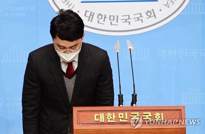 1월 8일 국민의힘을 탈당한 무소속 김병욱 의원은 국회 소통관에서 기자회견을 열고 인턴 비서 성폭행 의혹을 제기한 유튜브채널 가로세로연구소(가세연)를 허위사실 유포에 대한 명예훼손 혐의로 고소하겠다고 밝혔다. [연합뉴스 자료사진]