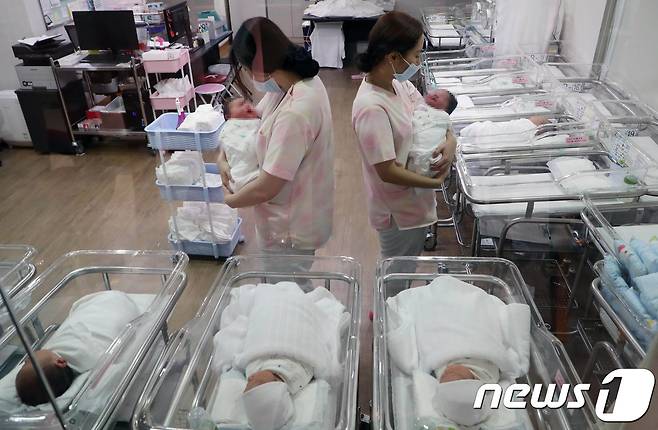 한 신생아실에서 간호사들이 아기들을 돌보고 있다. /© News1 DB