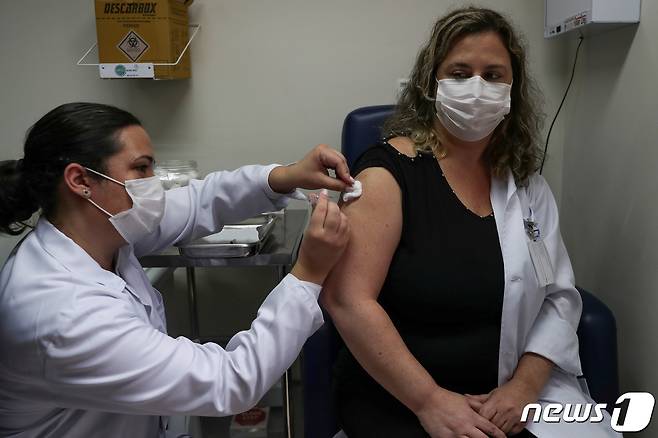 브라질 상파울루 한 연구소에서 2020년 7월 30일 임상실험 자원봉사자에게 중국 시노백 백신을 투여하는 모습. © 로이터=뉴스1