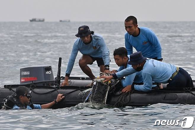 인도네시아 해군 잠수사들이 10일 란짱섬 인근 해상에서 수색 작업을 진행하고 있다. © AFP=뉴스1
