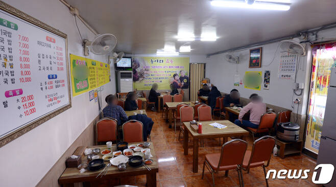 4일 오후 12시30분쯤 전남 순천시 동외동 순천웃장 내 한 음식점에서 손님들이 점심 식사를 하고 있다./뉴스1 © News1 정다움 기자