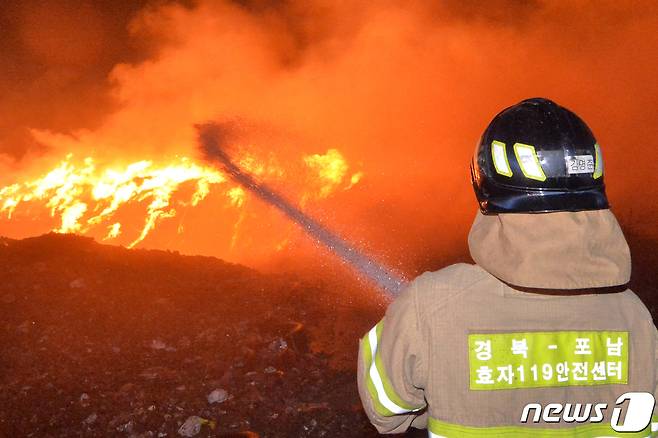 소방관이 화재를 진압하고 있다. (자료사진)2021.1.10/뉴스1 © News1 최창호 기자