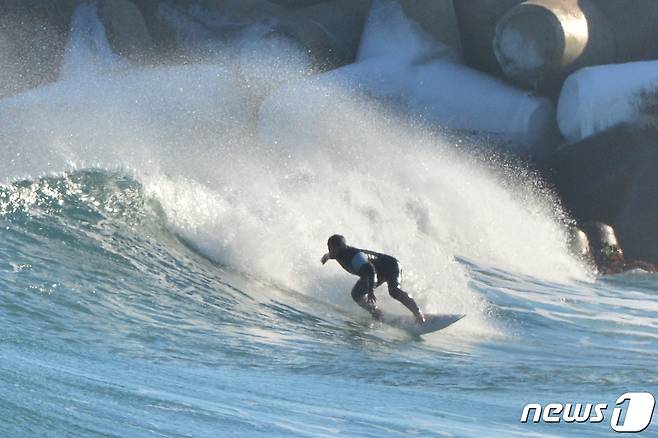 10일 오전 경북 포항시 북구 흥해읍 용한리 해수욕장에서 서퍼들이 겨울 파도를 타고 있다. 2021.1.10/뉴스1 © News1 최창호 기자
