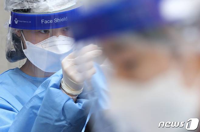 대전 대덕보건소에 마련된 선별진료소에서 의료진이 검사를 하고 있다. 뉴스1 © News1 김기태 기자