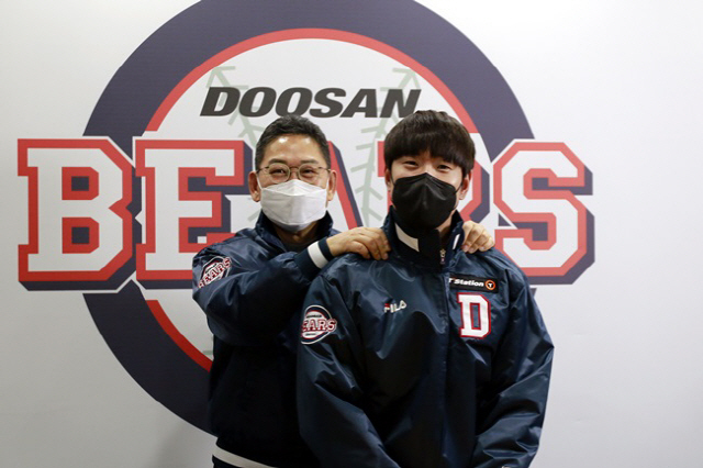 FA 계약을 마친 김재호(오른쪽)와 전 풍 사장. 사진제공=두산 베어스
