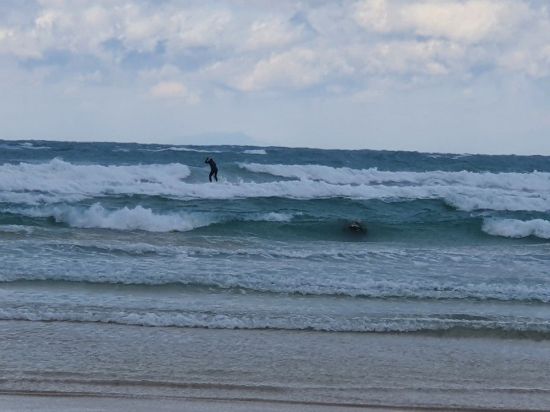 제주해상에 풍랑주의보가 내려진 지난 9일 오후 서핑을 즐긴 2명이 제주해경에 적발됐다. 사진=제주해경