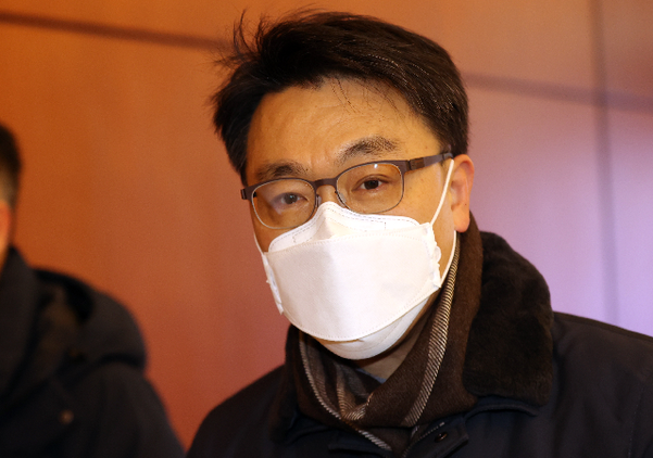 김진욱 초대 고위공직자범죄수사처 처장 후보자가 지난 7일 오전 서울 종로구 인사청문회 준비 사무실로 출근하고 있다. /연합뉴스