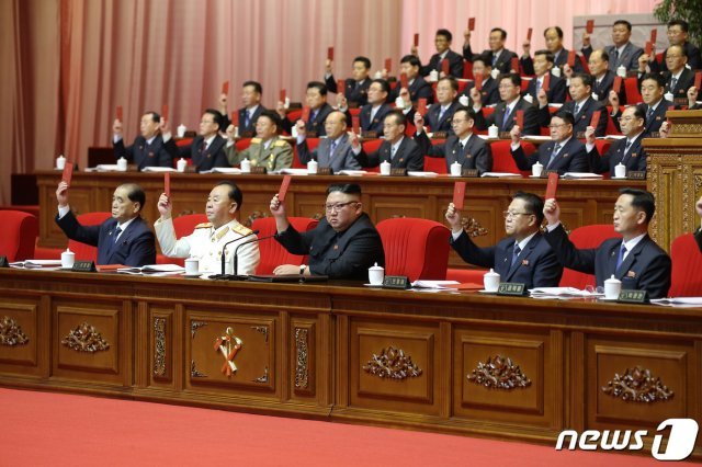 북한 노동당 기관지 노동신문은 10일 제8차 당 대회 5일 차 회의가 전날 열렸다고 전했다.