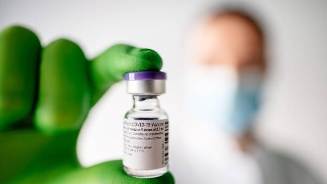 화이자와 바이오앤텍이 개발한 신종 코로나바이러스 감염증(COVID-19·코로나19) 백신이 영국과 남아공에서 발견된 변이 코로나바이러스에 효과가 있다는 초기 연구 결과가 이달 8일 나왔다. 바이오앤텍 제공