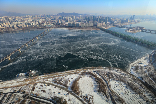 '북극발 한파에 한강도 얼었네'



10일 서울 여의도 63스퀘어에서 바라본 한강이 얼어 있다. 연합