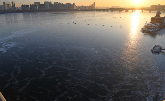 북극발 한파가 계속되면서 한강이 2년 만에 결빙됐다. 10일 서울 원효대교 인근 한강이 얼어있다. 기상청은 이번 추위가 12일까지 이어질 것이라고 예보했다. 사진=김범석 기자