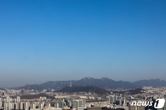 지난해 12월 31일 맑은 하늘의 서울 도심 전경. 뉴스1