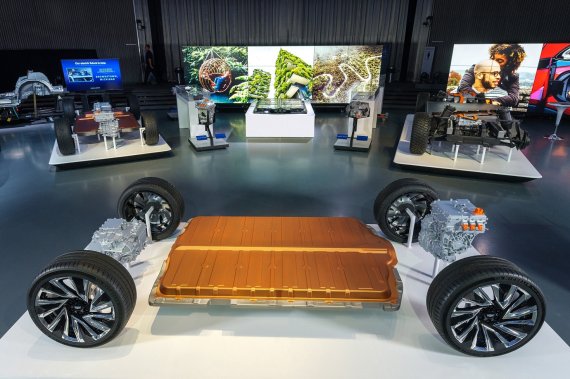 GM과 LG에너지솔루션이 개발한 '얼티엄 배터리'가 탑재된 전기차 전용 구동장치 '얼티엄 드라이브'