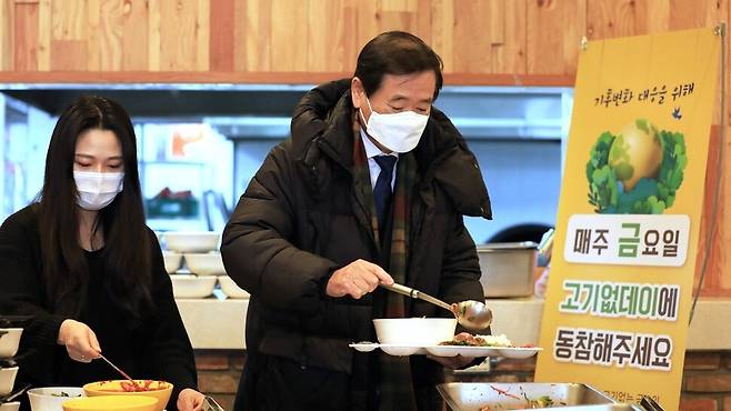 이광섭 대전 한남대 총장(오른쪽)과 이 대학 학생이 지난 8일 `채식의 날'에 학교식당에서 점심을 먹고 있다. 이 학교는 지구환경 보호를 위한 캠페인을 실천하고 있다. 한남대 제공
