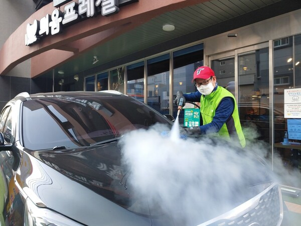 청각 장애인 일터인 ‘세차앤틔움’의 직원이 지난 7일 차를 세차하고 있다. 광주 틔움복지재단 제공