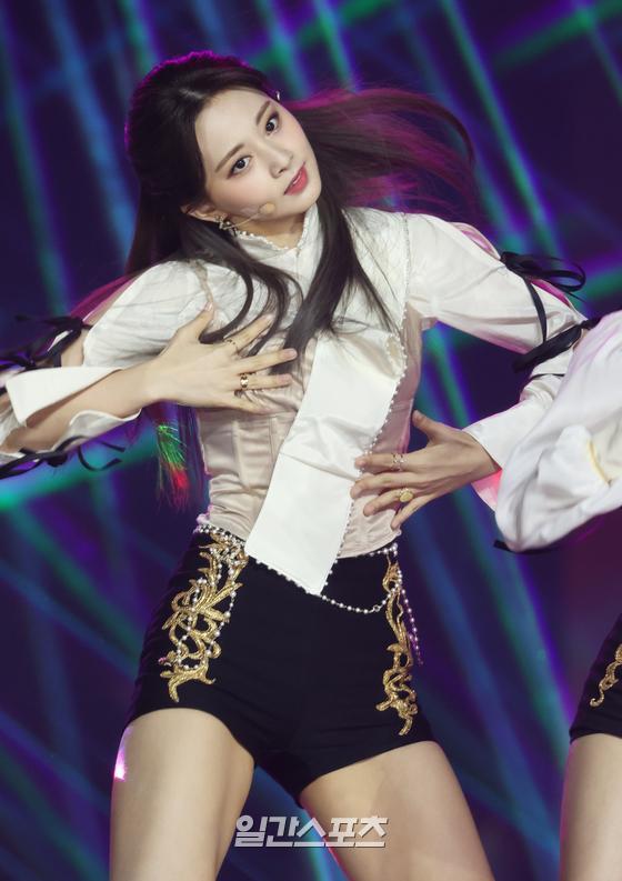 TZUYU of group TWICE is performing a wonderful stage at the 35th 2021 Golden Disk Awards with Curaprox digital record division held at KINTEX in Daehan-dong, Goyang-si, Gyeonggi-do on the afternoon of the 10th.35th 2021 Golden Disk Awards with Curaprox will be broadcast on JTBC, JTBC2 and JTBC4.Park Chan-woo 2021.01.10