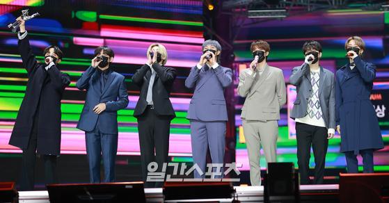 Group BTS is giving a testimony after winning the grand prize in the record category of the 35th 2021 Golden Disk Awards with Curaprox held at KINTEX in Daehan-dong, Goyang-si, Gyeonggi-do on the afternoon of the 10th.35th 2021 Golden Disk Awards with Curaprox will be broadcast on JTBC, JTBC2, and JTBC4.01. 10/