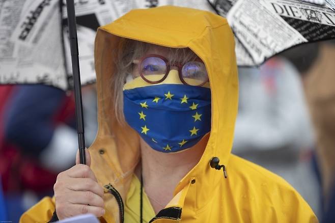 한 시민이 유럽연합 깃발이 된 마스크를 쓰고 있다. [사진=AP/뉴시스]