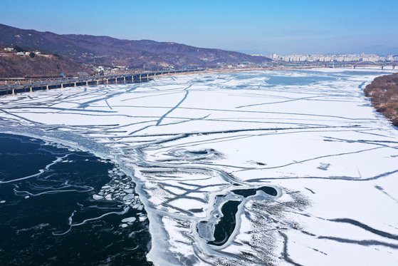 10일 오전 서울 강동구 광나루 한강공원에서 바라본 한강에 얼음이 얼어 있다. 오른쪽 끝이 구리암사대교. 장진영 기자