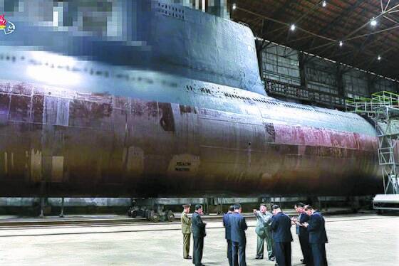 북한 조선중앙TV는 2019년 7월 23일 김정은 국무위원장이 새로 건조한 잠수함을 살펴봤다고 보도했다. 이 잠수함은 재래식 잠수함을 크게 키운 것이다. 이와 별도로 핵추진 잠수함의 설계를 마쳤다고 김 위원장이 밝혔다. [뉴시스]