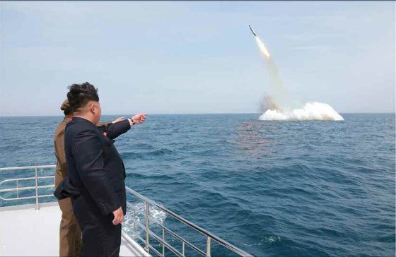 김정은 북한 국무위원장이 2015년 5월 9일 잠수함발사탄도미사일인 북극성-1형의 시험발사를 지켜보고 있다. [노동신문]