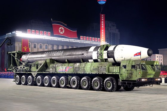 지난해 10월 10일 북한 노동당 창건 75주년을 맞아 열린 열병식에서 나온 신형 대륙간탄도미사일(ICBM). 11축(바퀴 22개) 이동형 미사일 발사대(TEL)에 실려 움직이고 있다. [뉴스1]