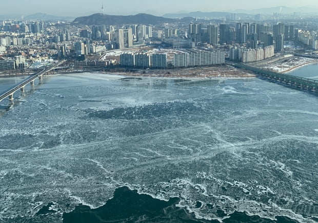 9일 서울 영등포구 여의도 63빌딩에서 바라본 한강이 얼어 있다.  사진=연합뉴스