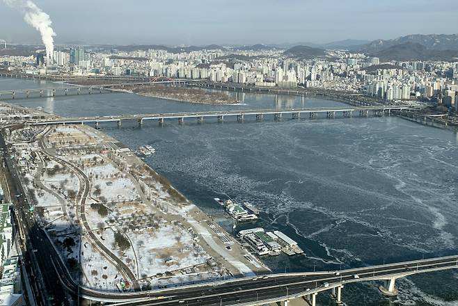 지난 9일 서울 영등포구 여의도 63빌딩에서 바라본 한강이 얼어 있다. 연합뉴스