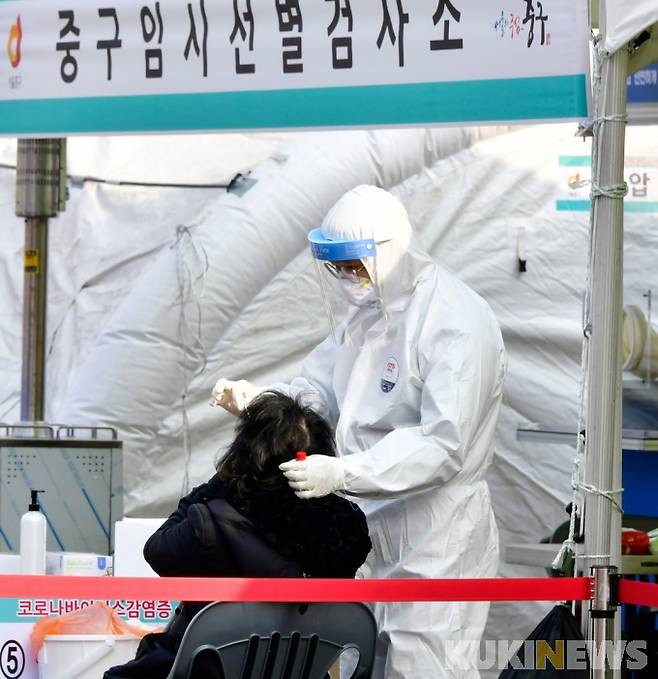 지난해 12월22일 서울 중구 임시선별진료소에서 시민들이 코로나19 검사를 받고 있다. 박효상 기자