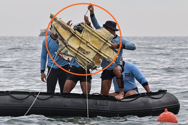 10일(현지시간) 인도네시아 해군이 인도네시아 자카르타 앞바다에 추락한 스리위자야항공 SJ182편 기체 잔해로 추정되는 물체를 수거하고 있다. AFP 연합뉴스