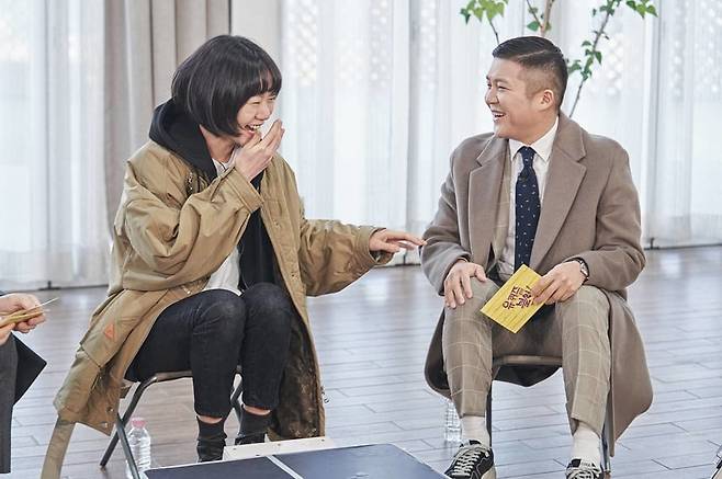 Actor Bae Doona reported on the appearance of You Quiz on the Block.On January 9, tvN You Quiz on the Block (hereinafter referred to as You Quiz on the Block) released the shooting scene behind-the-scenes cut through the official SNS account.In the public photos, Bae Doona is talking to Yoo Jae-Suk and Jo Se-ho.Especially, Bae Doona is laughing at talking to two of them.You Quiz on the Block said, Bae Doona, an actor who receives the love call of Wolkle directors such as Bong Joon-ho and Wachowski.It is a life of Citizen Bae Doona who feels alive at the shooting scene, and Citizen Bae Doona who does his best every day.