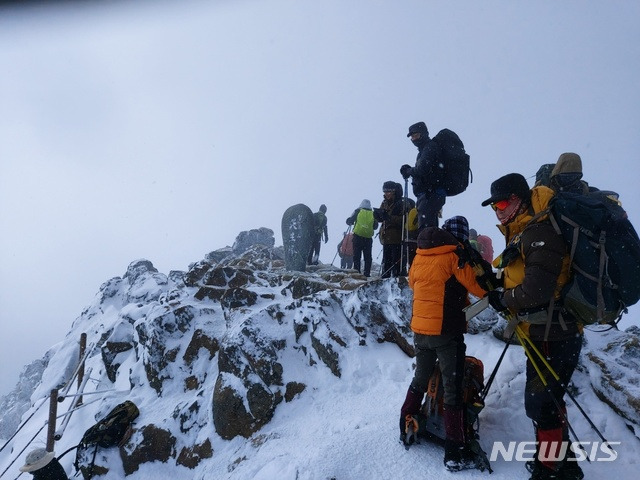 [하동=뉴시스] 김윤관 기자= 10일 낮 지리산 천왕봉 정상에 오른 등산객들이 눈으로 뒤덮인 겨울 정취를 만끽하고 있다. 2021.01.10. kyk@newsis.com