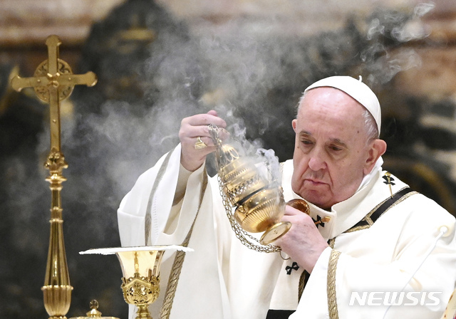 [바티칸=AP/뉴시스]프란치스코 교황이 12월24일바티칸 성 베드로 대성당에서 크리스마스이브 미사를 집전하고 있다. 올해 미사는 코로나19 여파로 참석자 수를 대폭 제한해 조촐하게 진행됐다. 2020.12.25.