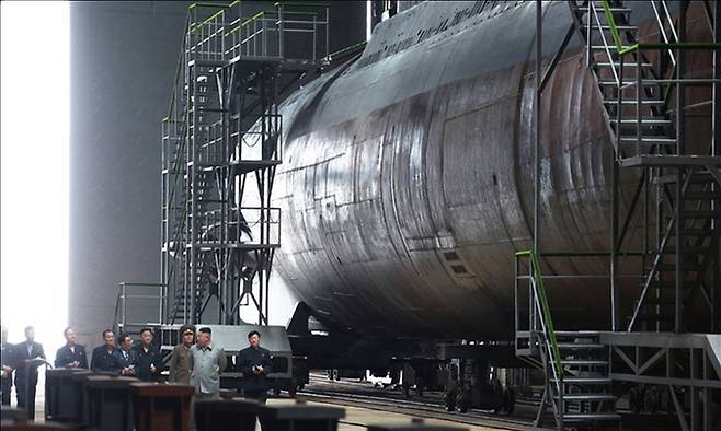 지난 2019년 7월 북한 조선중앙TV가 김정은 국무위원장이 새로 건조한 잠수함을 시찰했다고 보도하면서 공개한 잠수함 모습. 조선중앙TV 캡처