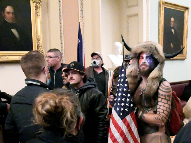 제이컵 앤서니 챈슬리가 소뿔 모자를 쓰고 지난 6일(현지시간) 미국 의회 의사당에 난입한 모습. /REUTERS연합뉴스
