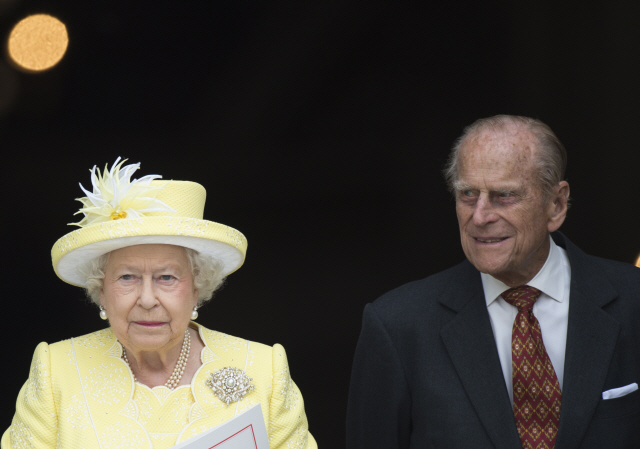 영국 엘리자베스 2세 여왕(왼쪽)과 남편 필립공. 9일(현지시간) 영국 왕실 업무를 담당하는 버킹엄궁은 여왕 부부가 코로나19 백신을 맞았다고 밝혔다./EPA연합뉴스