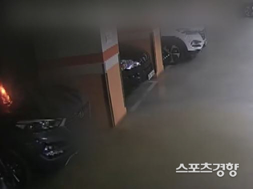 2018년형 투싼이 차주가 주차하고 엔진이 꺼진 상황에서도 불이나 불길이 실내까지 번지고 있는 모습이 CCTV에 담겨지고 있다. 이 차량은 전소됐다. 사진 | 2019년 KBS 뉴스 캡처