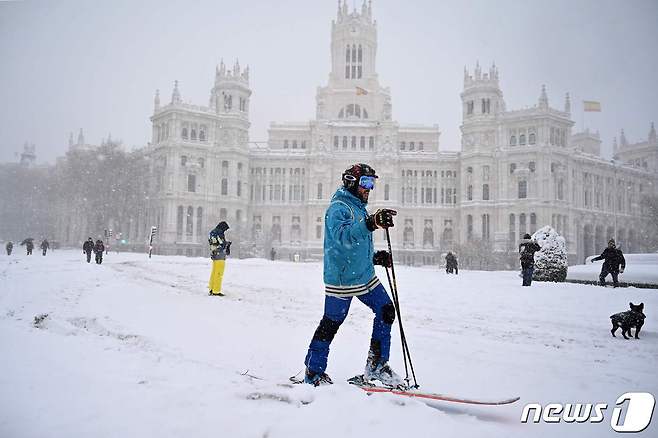 지난 9일(현지시간) 스페인에 내린 대폭설로 사람들이 스키를 꺼내 광장에서 타는 광경이 벌어졌다. © AFP=뉴스1 © News1 박재우 기자