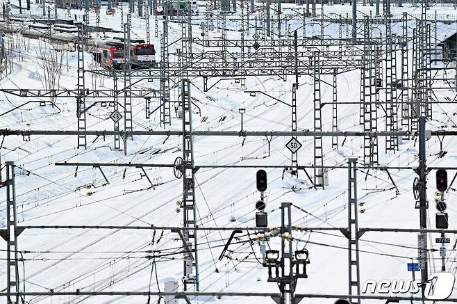 지난 9일(현지시간) 내린 스페인 대폭설로 철길이 보이지 않고 있다. © AFP=뉴스1 © News1 박재우 기자