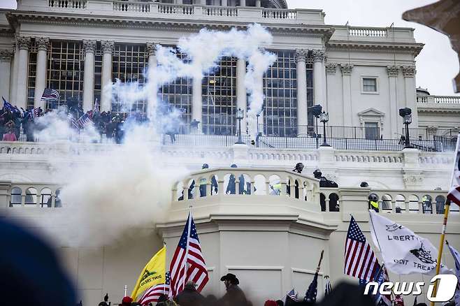 6일(현지시간) 도널드 트럼프 미국 대통령을 지지하는 시위대가 워싱턴 의사당에 난입을 시도했다.© AFP=뉴스1 © News1 우동명 기자