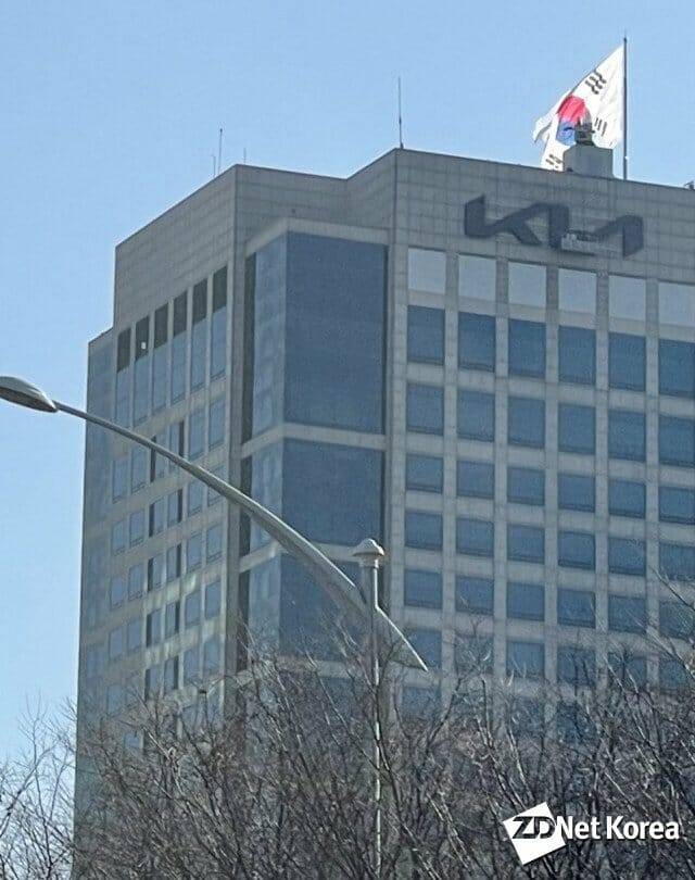 기아차는 기존 타원형 엠블럼을 떼어낸 자리에 신규 엠블럼을 부착했다.