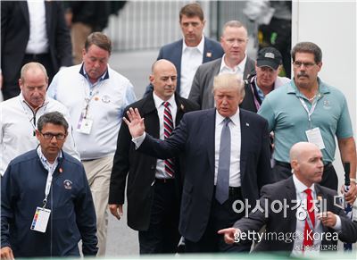 도널드 트럼프 미국 대통령이 2017년 US여자오픈 격전지인 트럼프내셔널골프장을 방문해 갤러리에게 손을 흔들고 있는 모습이다.