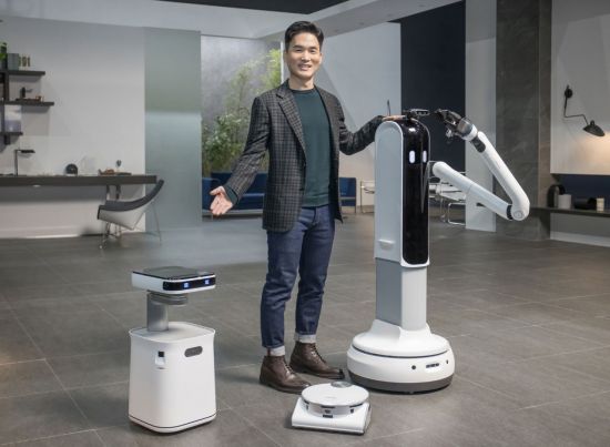 승현준 삼성리서치 소장이 CES 2021 삼성 프레스컨퍼런스에서 '삼성봇™ 케어', '제트봇 AI', '삼성봇™ 핸디'를 소개하고 있다.