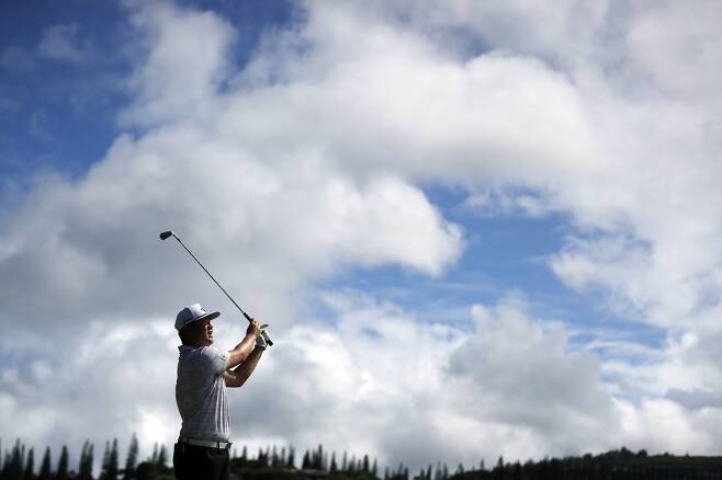 10일 하와이 카팔루아 리조트 플랜테이션 코스에서 열린 PGA 투어 센트리 토너먼트 오브 챔피언스 3라운드 2번홀에서 임성재가 티샷하고 있다./AFP 연합뉴스