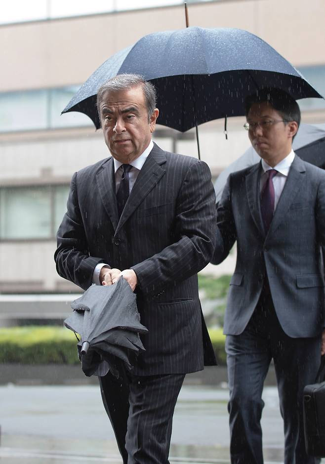 2019년 6월 도쿄에서 가택 연금 상태이던 카를로스 곤 전 르노닛산 회장이 법정에 출두하고 있다.,/AFP 연합뉴스