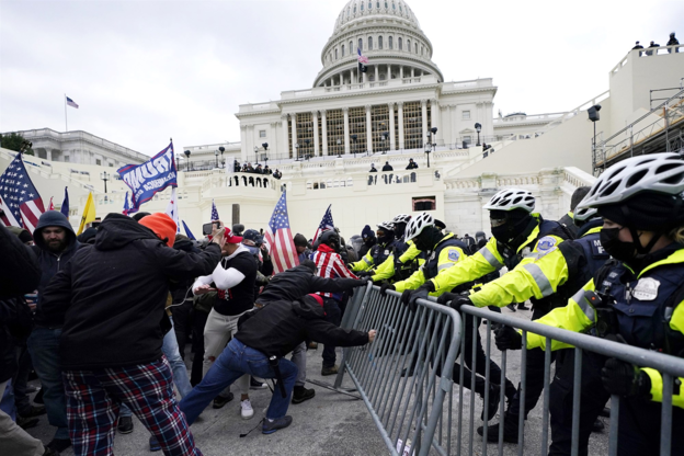 2021년 1월 6일 미국 워싱턴DC 연방의사당 앞에서 도널드 트럼프 대통령 지지자들과 의회 경찰이 대치하고 있다. /AP 연합뉴스